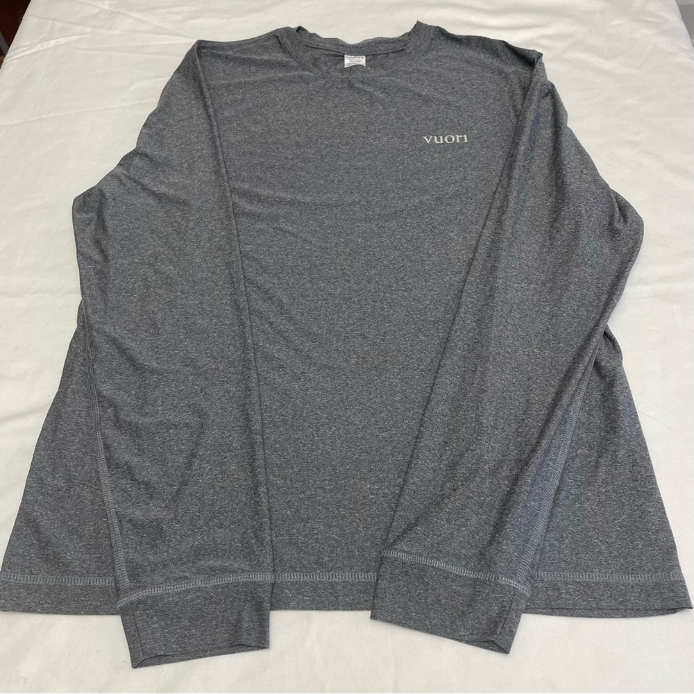 Vuori Men's Charcoal Strato Graphic Tee Uluwatu UPF Long Sleeve Sun Mountain Med